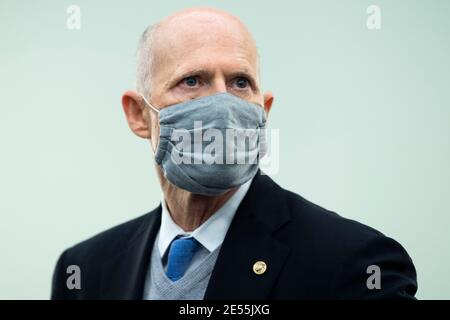 Washington, États-Unis. 26 janvier 2021. Le sénateur Rick Scott, F-Fla, arrive pour l'audience de confirmation du Comité sénatorial du commerce, des sciences et des transports pour Gina Raimondo, candidate au poste de secrétaire au commerce, dans l'édifice du Sénat Russell à Washington, DC, le mardi 26 janvier 2021. (Photo de Tom Williams/Pool/Sipa USA) crédit: SIPA USA/Alay Live News Banque D'Images