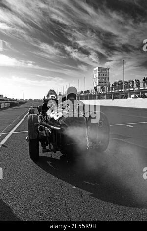 Un mg vintage sur la ligne de départ à Goodwood. Banque D'Images