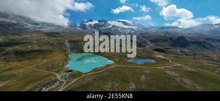 Vue aérienne du Mont Breithorn, du massif de Monte Rosa et du lac de Goillet depuis Plan Maison, Cervinia, Italie. Banque D'Images