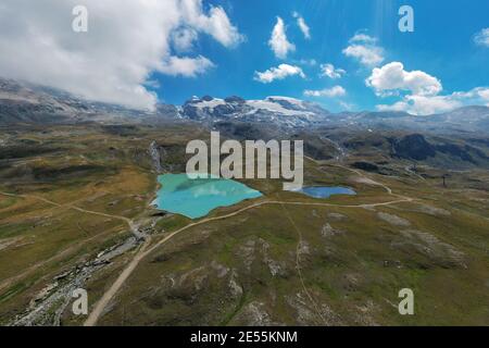 Vue aérienne du Mont Breithorn, du massif de Monte Rosa et du lac de Goillet depuis Plan Maison, Cervinia, Italie. Banque D'Images