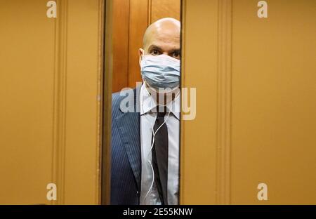 Washington, États-Unis. 26 janvier 2021. Le sénateur Cory Booker (D-NJ) est vu dans un ascenseur au Capitole des États-Unis à Washington, DC, le mercredi 26 janvier 2021. Le sénateur Booker est en faveur de la destitution de l'ancien président Donald Trump. Photo de Leigh Vogel/UPI crédit: UPI/Alay Live News Banque D'Images