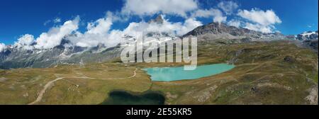 Vue aérienne du mont Cervino (Cervin) et du lac Tramail de Vieille depuis les champs du Plan Maison, Vallée d'Aoste, Italie du Nord. Banque D'Images