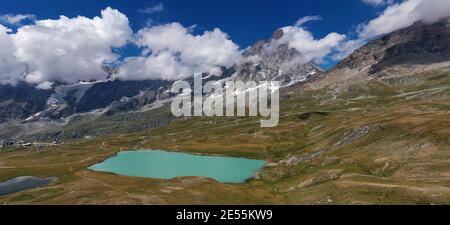 Vue aérienne du mont Cervino (Cervin) et du lac Tramail de Vieille depuis les champs du Plan Maison, Vallée d'Aoste, Italie du Nord. Banque D'Images