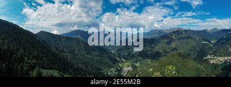 Vue aérienne d'Orobic Prealps dans une matinée ensoleillée de l'été, Lombardie, nord de l'Italie. Banque D'Images