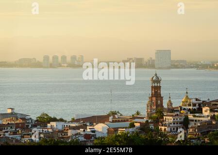 Vue sur la ville et la baie de Banderas depuis Vista Grill, Puerto Vallarta, Mexique. Banque D'Images