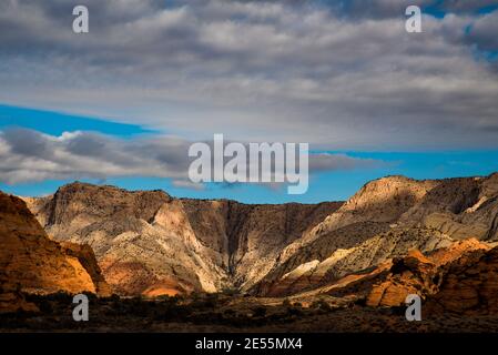 Majestueuses falaises de roche blanche contrastent avec le ciel bleu et les nuages. Cette belle région fait partie du parc national de Snow Canyon, Utah, États-Unis. Banque D'Images