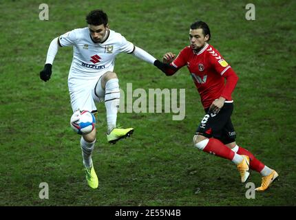 Matt O'Riley de Milton Keynes (à gauche) et Jake Forster-Caskey de Charlton Athletic se battent pour le ballon lors du match de la Sky Bet League One au stade MK, Milton Keynes. Date de la photo: Mardi 26 janvier 2021. Banque D'Images