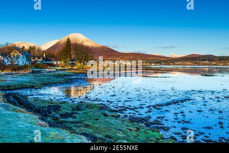 Lever du soleil d'hiver à Broadford sur l'île de Skye avec Beinn na Cailich derrière la ville. Banque D'Images