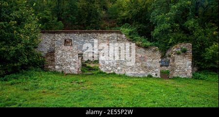 Ruines des moulins Judexuv mlyn près de la rivière Dyje dans le parc national de Podyji en république tchèque près de la ville de Znojmo Banque D'Images