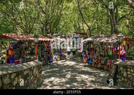 Boutiques artisanales sur l'île de Rio Cuale à Puerto Vallarta, Jalisco, Mexique. Banque D'Images