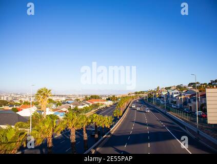Nelson Mandela Boulevard- Cape Town, Afrique du Sud - 25-01-2021 vue de face du boulevard en fin d'après-midi. Coucher de soleil sur le Cap. Banque D'Images