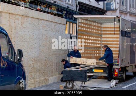 MAASTRICHT, PAYS-BAS, JANVIER 26: Les propriétaires de magasins sont vus barricader les fenêtres de leurs entreprises le 26 janvier 2021 à Maastricht, Les pays-Bas doivent éviter les pillages car les autorités sont en alerte pour des émeutes pour la troisième nuit consécutive après que le gouvernement néerlandais ait mis en place un couvre-feu pour arrêter la propagation du coronavirus. (Photo de Frank Curbusch/BSR Agency/Alay Live News) Banque D'Images