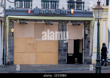 MAASTRICHT, PAYS-BAS, JANVIER 26: Vue d'un magasin dont les propriétaires d'entreprise ont barricadé les fenêtres le 26 janvier 2021 à Maastricht, Les pays-Bas doivent éviter les pillages car les autorités sont en alerte pour des émeutes pour la troisième nuit consécutive après que le gouvernement néerlandais ait mis en place un couvre-feu pour arrêter la propagation du coronavirus. (Photo de Frank Curbusch/BSR Agency/Alay Live News) Banque D'Images