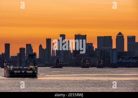 Un ferry à Woolwich transférant des voitures de l'autre côté de la rivière et Canary Wharf et Shard en arrière-plan. Banque D'Images