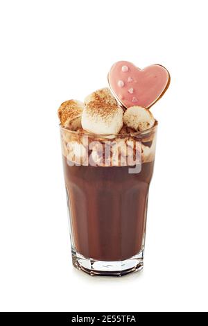 Chocolat chaud avec guimauve et biscuit en forme de coeur sur blanc Banque D'Images