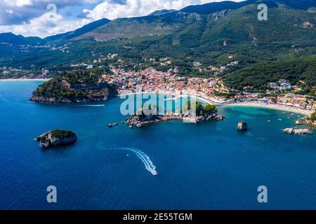 Une vue aérienne de la petite ville balnéaire de Pargas en Grèce. Banque D'Images