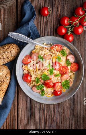 Leco, ragoût de légumes simple avec tomates, poivron, oignon, œufs et tranches de saucisse frites Banque D'Images