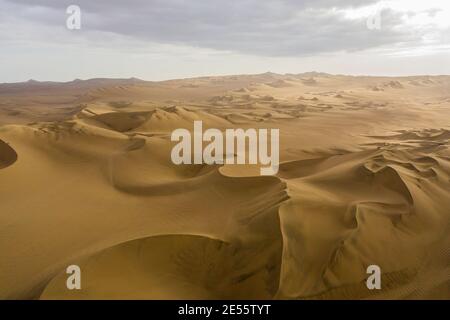 Vue aérienne des dunes de Huacachina au Pérou. Banque D'Images