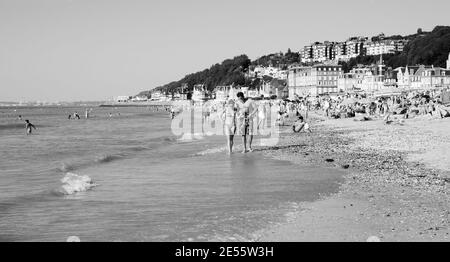 TROUVILLE-SUR-mer, FRANCE - 10 JUILLET 2015 : les gens se détendent sur la plage. Trouville-sur-Mer et Deauville sont des stations d'été populaires en Normandie. Banque D'Images