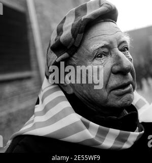 Oswiecim, Pologne - 27 janvier 2017 : 73 e anniversaire de la libération d'Auschwitz-Birkenau. Le survivant visite le site d'extermination d'Auschwitz. Banque D'Images