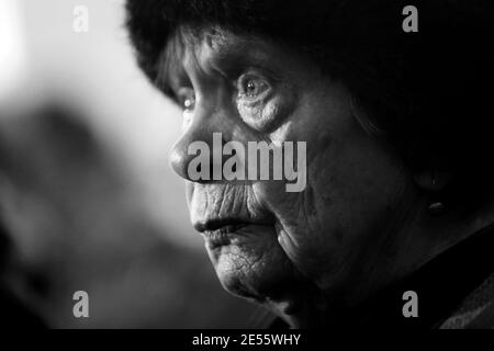 Oswiecim, Pologne - 27 janvier 2017 : 73 e anniversaire de la libération d'Auschwitz-Birkenau. Le survivant visite le site d'extermination d'Auschwitz. Banque D'Images