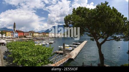 Ascona, suisse: Vue depuis le bateau de la ville sur le lac Banque D'Images