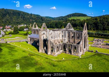 Vue aérienne des ruines monastiques de l'abbaye de Tintern au pays de Galles. Banque D'Images