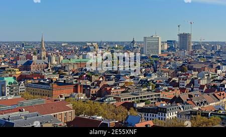 Vue aérienne sur les toits, l'église et les tours de bureaux de la ville d'Anvers, Flandre, Belgique Banque D'Images