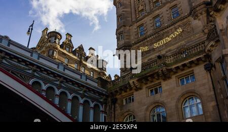 Une photo de l'hôtel Scotsman vu depuis le niveau de la rue. Banque D'Images