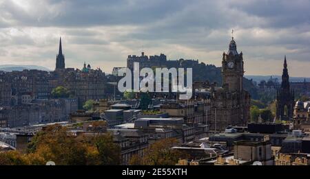 Une photo de nombreux monuments d'Édimbourg vus de la colline de Calton. Banque D'Images