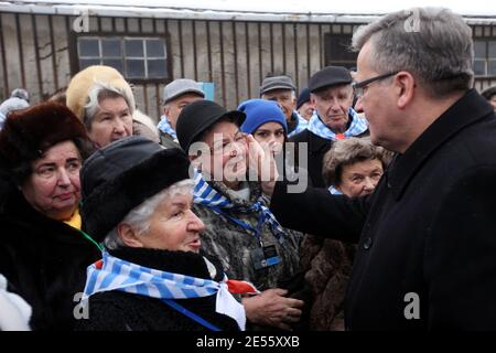 Oswiecim, Pologne - 27 janvier 2015 : 70 e anniversaire de la libération d'Auschwitz-Birkenau. Le survivant visite le site d'extermination d'Auschwitz. Banque D'Images