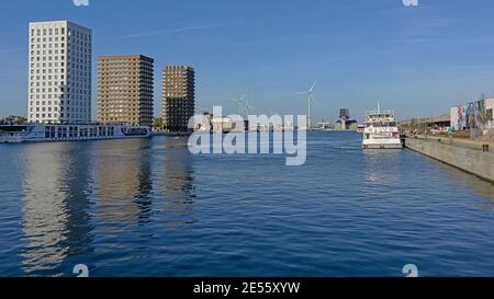 Nouvelles tours d'appartements reflétant dans l'eau bleu profond dans les docks dans le port de la ville d'Anvers, Flandre, Belgique Banque D'Images