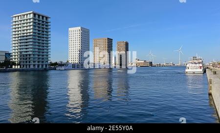 Nouvelles tours d'appartements reflétant dans l'eau bleu profond dans les docks dans le port de la ville d'Anvers, Flandre, Belgique Banque D'Images
