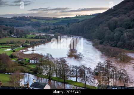 La rivière Wye en crue à Llandogo. Banque D'Images