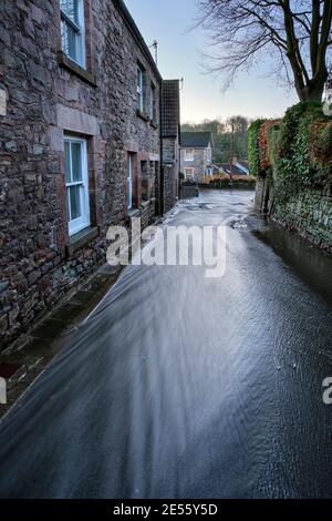 L'eau de pluie s'écoulant sur la route Trellech jusqu'à Tintern. Banque D'Images