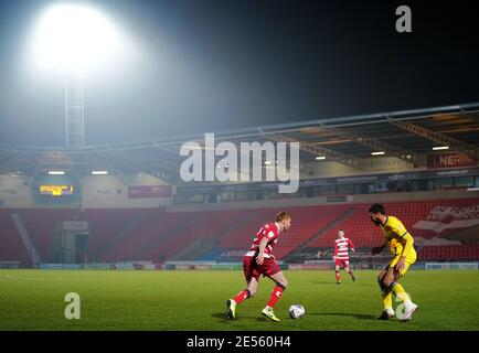 Bradley Halliday de Doncaster Rovers (à gauche) et Nesta Guinness-Walker de l'AFC Wimbledon lors du match de la Sky Bet League One au Keepmoat Stadium, Doncaster. Date de la photo: Mardi 26 janvier 2021. Banque D'Images