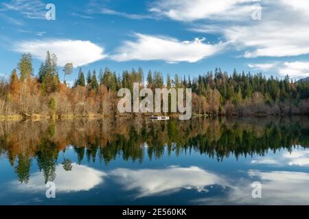 Belle scène de nature au lac de montagne Crestasee dans les Alpes suisses. Suisse Banque D'Images