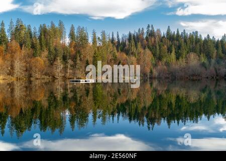 Belle scène de nature au lac de montagne Crestasee dans les Alpes suisses. Suisse Banque D'Images