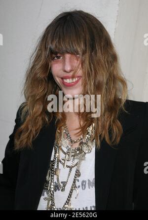 L'actrice Lou Doillon arrive au spectacle de la collection haute-Couture de Givenchy automne-hiver 2008-2009 à Paris, en France, le 1er juillet 2008. Photo de Denis Guignebourg/ABACAPRESS.COM Banque D'Images