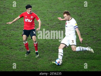 Albie Morgan de Charlton Athletic (à gauche) et Dean Lewington de Milton Keynes se battent pour le ballon lors du match de la Sky Bet League One au stade MK, Milton Keynes. Date de la photo: Mardi 26 janvier 2021. Banque D'Images