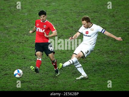 Albie Morgan de Charlton Athletic (à gauche) et Dean Lewington de Milton Keynes se battent pour le ballon lors du match de la Sky Bet League One au stade MK, Milton Keynes. Date de la photo: Mardi 26 janvier 2021. Banque D'Images