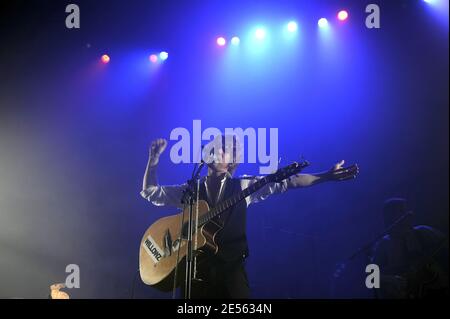 Le 2 juillet 2008, la chanteuse française Julien Dore se produit en concert au 'café de la danse' à Paris, en France. Photo de Mehdi Taamallah/ABACAPRESS.COM Banque D'Images