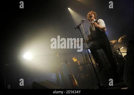 Le 2 juillet 2008, la chanteuse française Julien Dore se produit en concert au 'café de la danse' à Paris, en France. Photo de Mehdi Taamallah/ABACAPRESS.COM Banque D'Images