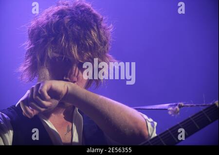 Le 2 juillet 2008, la chanteuse française Julien Dore se produit en concert au 'café de la danse' à Paris, en France. Photo de Mehdi Taamallah/ABACAPRESS.COM Banque D'Images