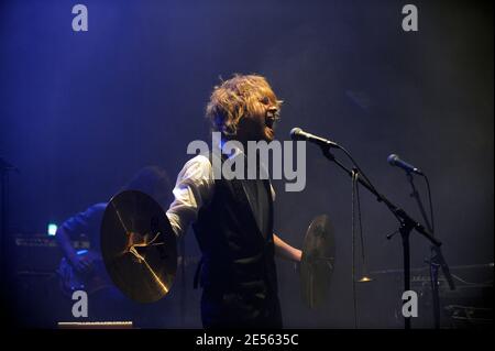 Le 2 juillet 2008, la chanteuse française Julien Dore se produit en concert au 'café de la danse' à Paris, en France. Photo de Mehdi Taamallah/ABACAPRESS.COM Banque D'Images