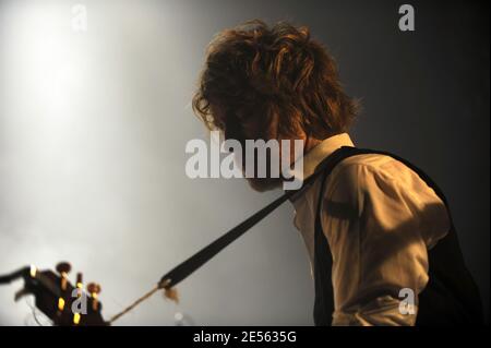 Le 2 juillet 2008, la chanteuse française Julien Dore se produit en concert au 'café de la danse' à Paris, en France. Photo de Mehdi Taamallah/ABACAPRESS.COM Banque D'Images