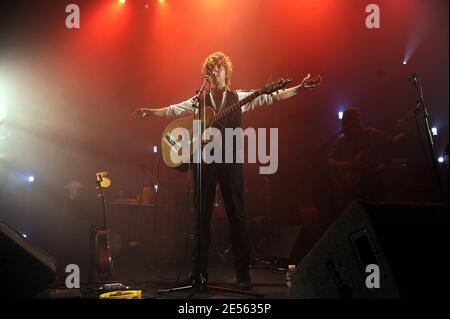 Le 2 juillet 2008, la chanteuse française Julien Dore se produit en concert au 'café de la danse' à Paris, en France. Photo de Mehdi Taamallah/ABACAPRESS.COM Banque D'Images