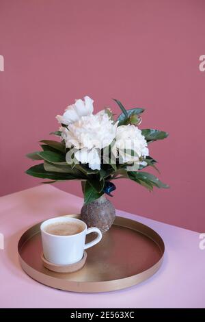 Pivoines blanches et café frais Banque D'Images