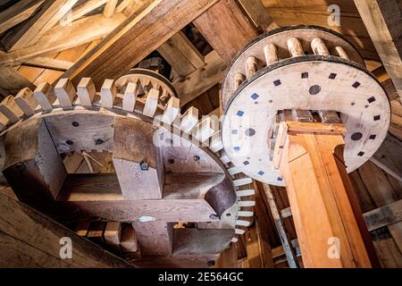 Radars et parties rotatives d'un moulin à vent traditionnel en bois pour mouture du grain et de la farine Banque D'Images