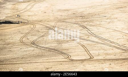 Une image panoramique d'une vue lointaine des traces de pneus de véhicules sur la plage primée Crantock Beach à marée basse à Newquay, en Cornouailles. Banque D'Images